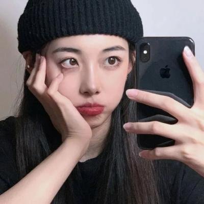 她比春色更怡人